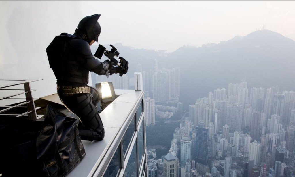 蝙蝠侠花絮，远处可见太平山顶