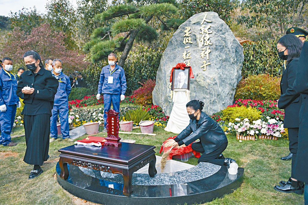 袁隆平骨灰安葬湖南长沙唐人万寿园。