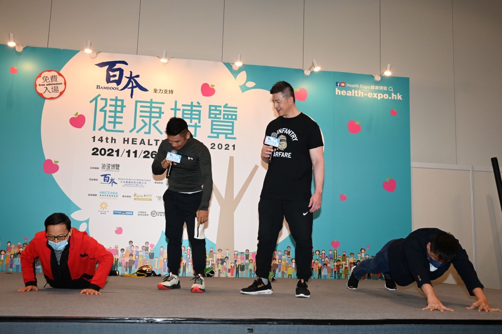 二人教大家一齊做連串運動。