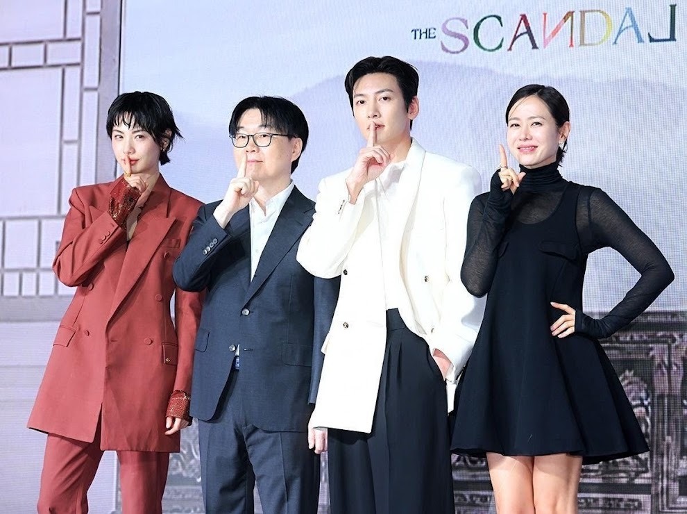 Nana、導演鄭址宇、池昌旭和孫藝珍為配合劇情,齊做「秘密」手勢。 Nana、導演鄭址宇、池昌旭和孫藝珍為配合劇情,齊做「秘密」手勢。