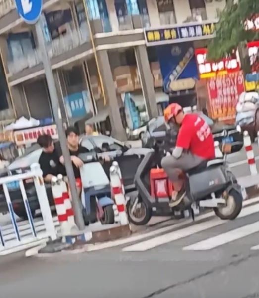 惠州外賣哥與鐵騎士鬥氣，在路中心互頂不讓4小時到天黑。網圖