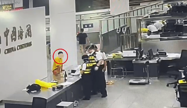 身穿黄色短袖上衣的男性旅客从福田口岸入境，被查鞋内藏112张Switch游戏卡。