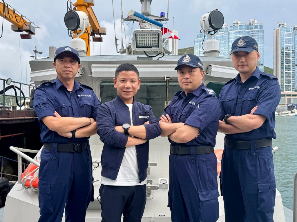 熱心市民陳銘然(左二)、警長石冬陵(右二)、高級警員何國禮(左一)及警員何志榮(右一),去年5月成功拯救了一名因突發意外而在海中漂流多時的潛水人士。 熱心市民陳銘然(左二)、警長石冬陵(右二)、高級警員何國禮(左一)及警員何志榮(右一),去年5月成功拯救了一名因突發意外而在海中漂流多時的潛水人士。