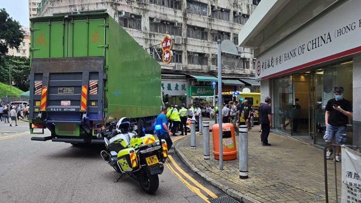 石蔭路貨車撞倒過路婦人。fb香港突發事故報料區圖片