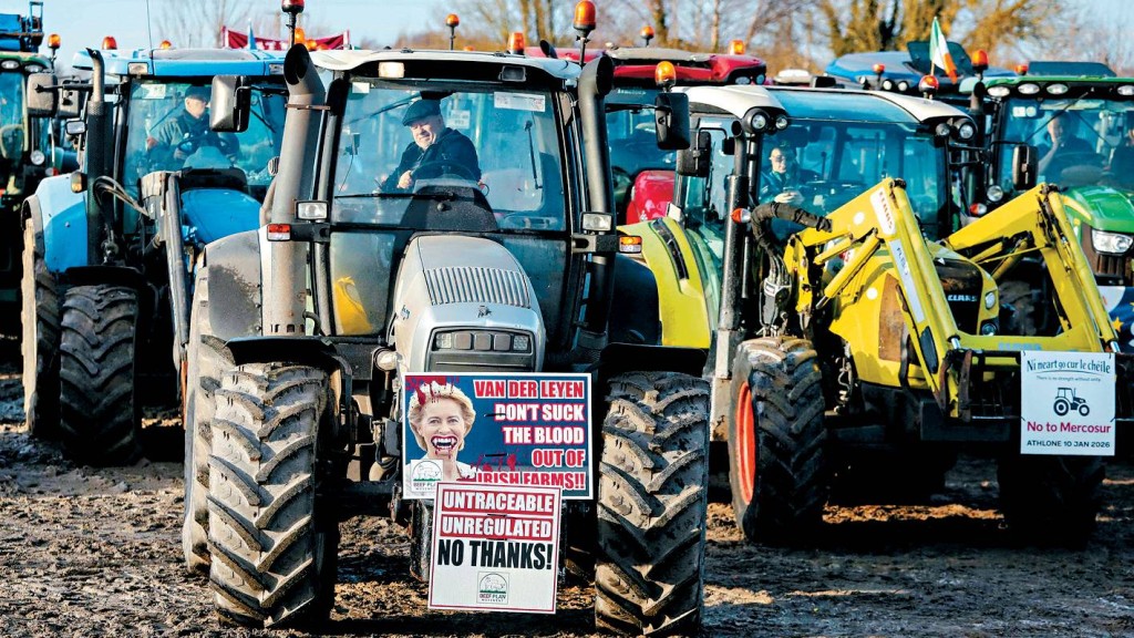 愛爾蘭昨日有農民駕駛拖拉機，反對歐盟-南共市自由貿易協定。 法新社