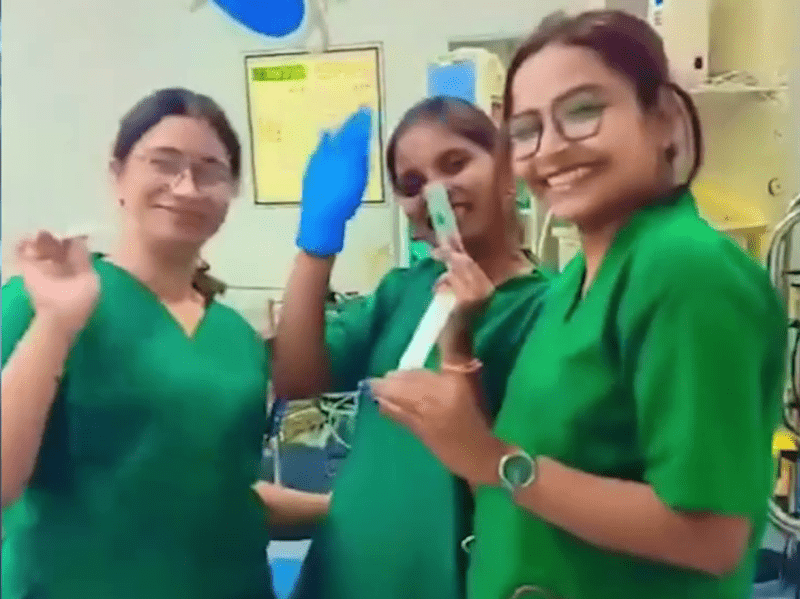印度3护士拍跳舞影片，手上还持有医疗用品。 网片截图