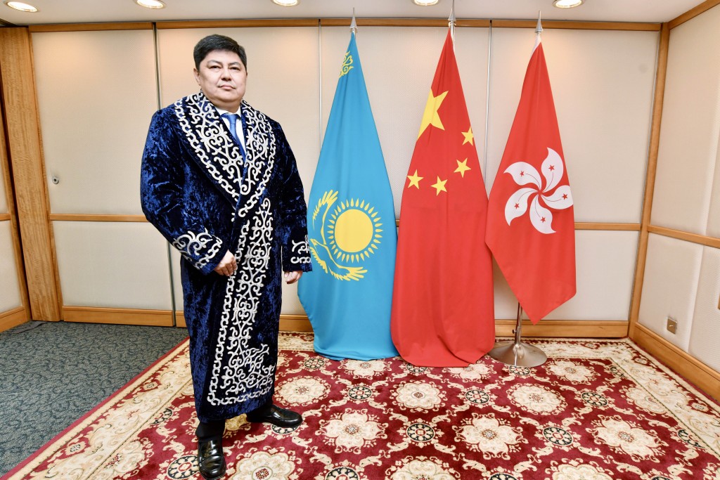 Bauyrzhan Dosmanbetov表示,隨著民間與官方聯繫日益緊密,哈薩克與香港之間的文化交流、旅遊和交通正在迅速深化。 Bauyrzhan Dosmanbetov表示,隨著民間與官方聯繫日益緊密,哈薩克與香港之間的文化交流、旅遊和交通正在迅速深化。