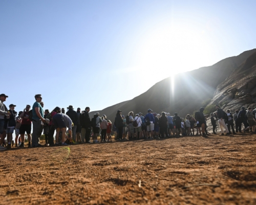 大批旅客趕在禁攀令生效前登上澳洲烏盧魯。AP