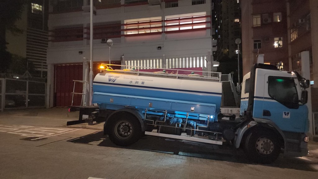 水務署在現場一帶放置多個水車及水箱供居民及商戶取水應急。黎志偉攝