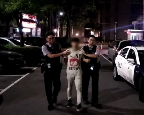 警方將丁男押回派出所偵訊。(網圖)