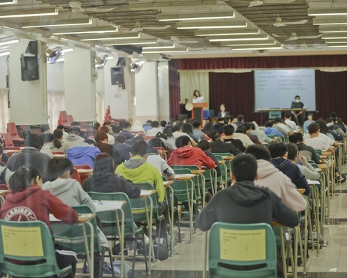 教育局指無限制大學聯招或非聯招途徑錄取本地學生的比率。資料圖片