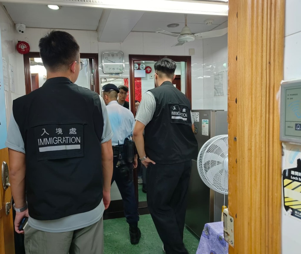 跨部門尖沙咀巡查區內黑點拘捕3人,包括一名17歲男童。警方圖片 跨部門尖沙咀巡查區內黑點拘捕3人,包括一名17歲男童。警方圖片