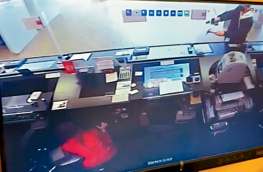 賊人亮出疑似槍械指嚇銀行女職員。