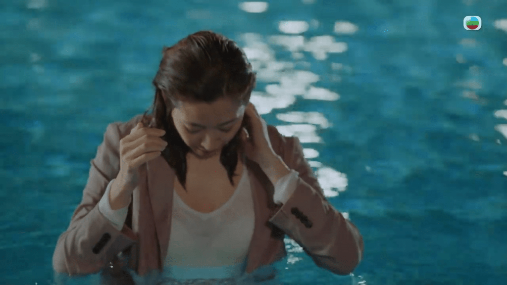 陳自瑤又在泳池濕身！