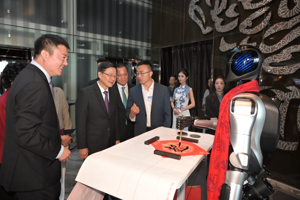 李家超(左二)參觀展覽。政府新聞處圖片 李家超(左二)參觀展覽。政府新聞處圖片