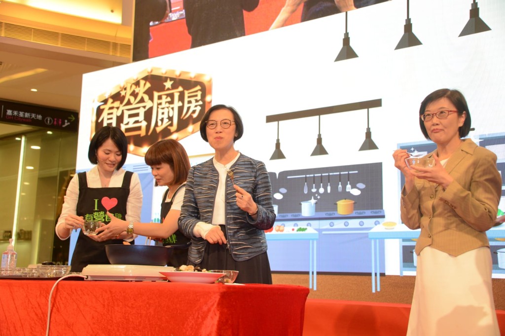 陳肇始(右二)出席活動