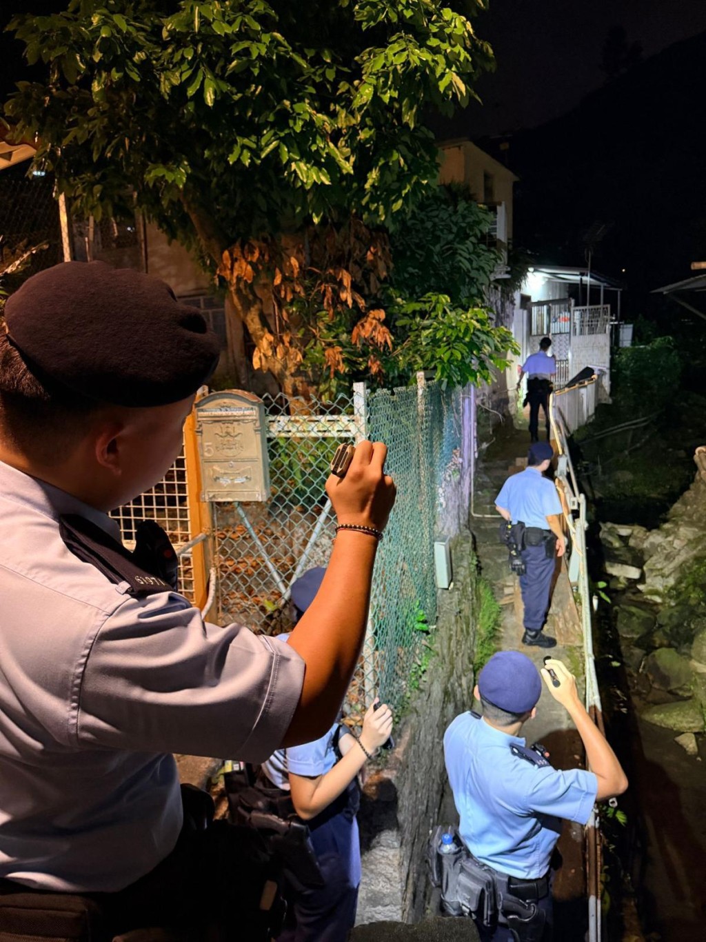 警方針對屋苑的山坡、密林及水路等高風險地點進行高調巡邏及搜查。 警方針對屋苑的山坡、密林及水路等高風險地點進行高調巡邏及搜查。