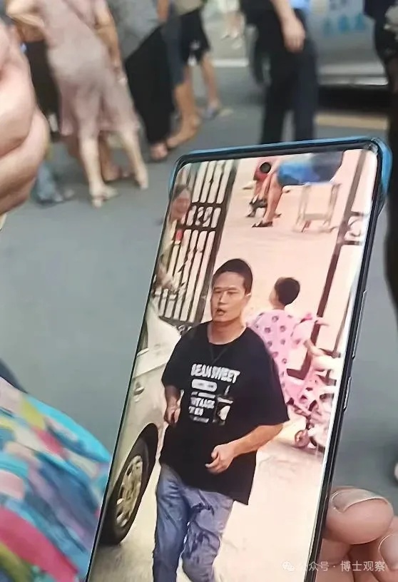 湖南耒陽一名男子當街持刀無差別殺人。微博圖片 湖南耒陽一名男子當街持刀無差別殺人。微博圖片
