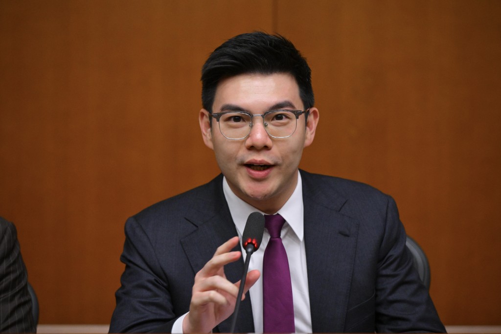 譚鎮國提問當局實際上是預留可提供多少間學校的用地，預計會容納多少學生。資料圖片
