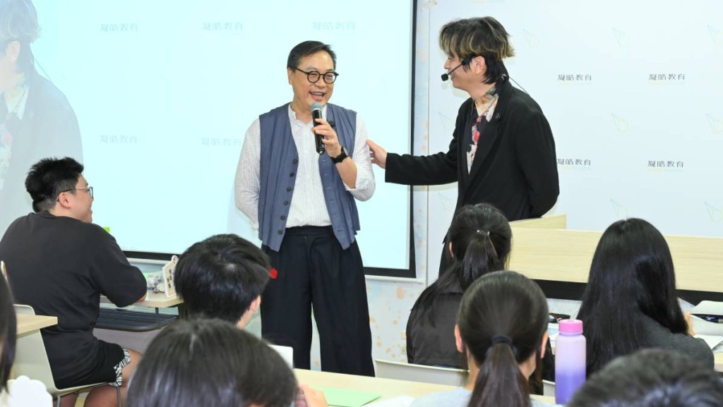 和记电讯香港控股执行董事及行政总裁何伟荣(左)和凝皓教育创办人林溢欣，与学生分享考试心得及学习体会。