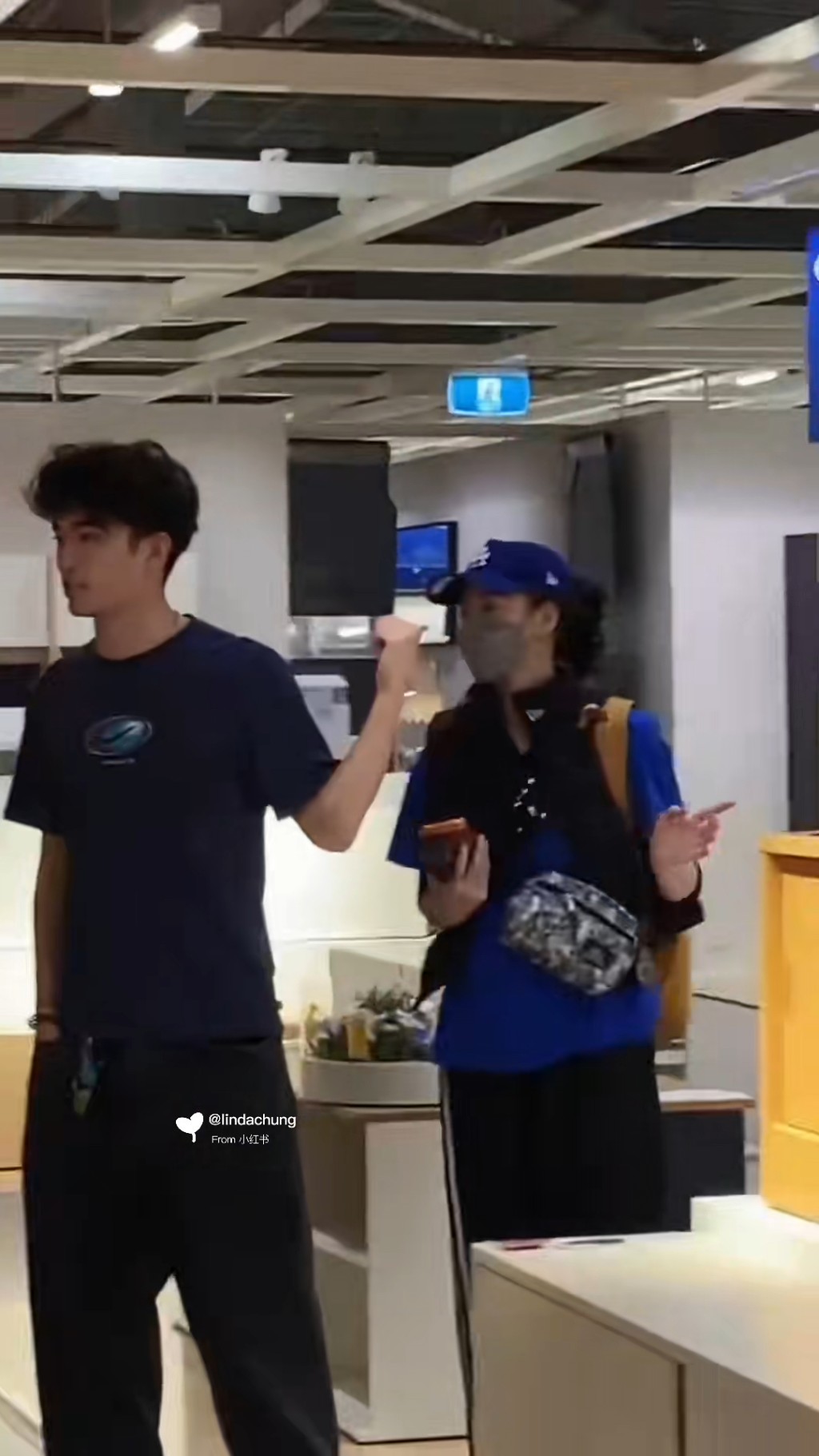 母子間的溫馨舉動，再度成為焦點。