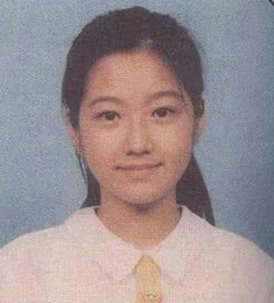陳自瑤曾就讀寶覺女子中學，早前曾晒出15歲時的學生照，樣子清純，而且獲讚美貌純天然。