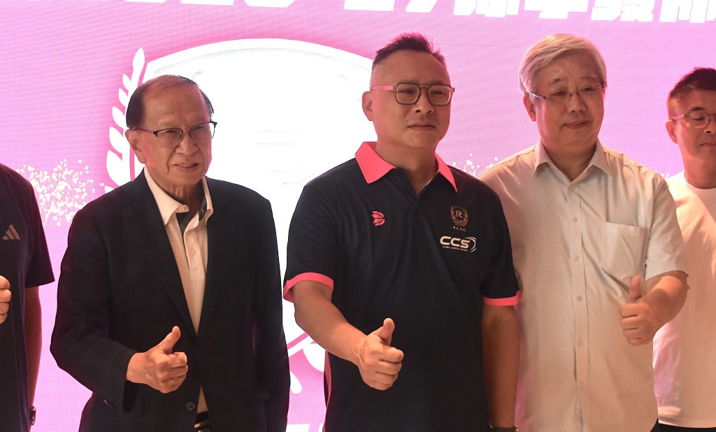 中国香港足球总会会长贝钧奇（左）亦有出席支持。杨骏尧摄
