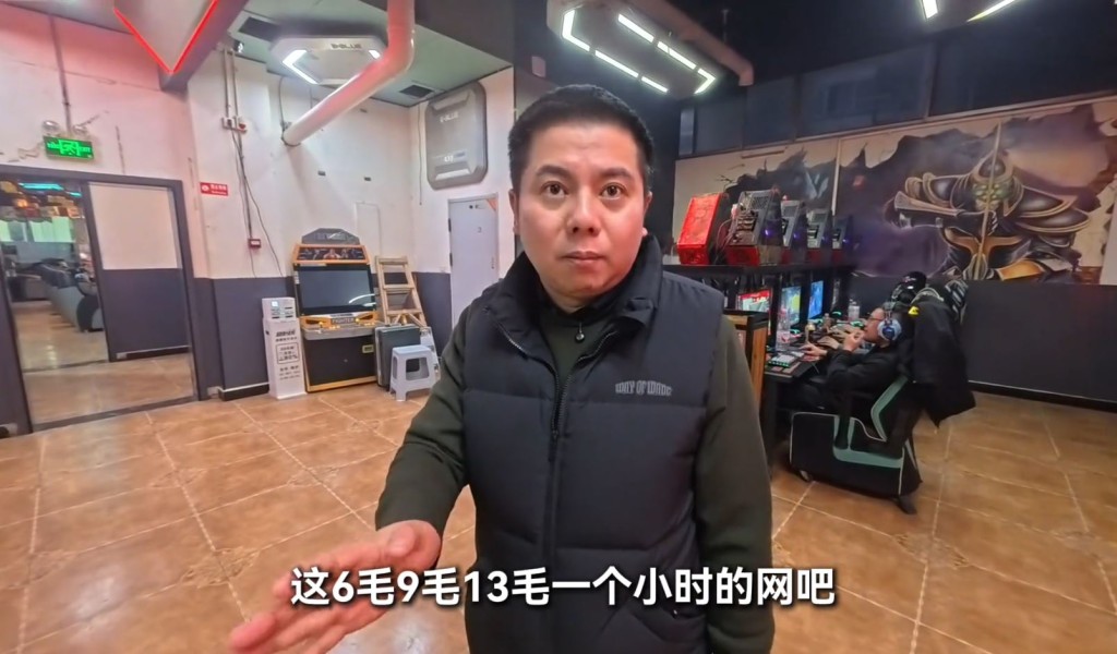 「老張」為讓社會底層人有棲息之處，堅持不加上網費。抖音＠拾酒