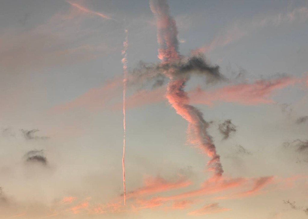 上海出现疑不明飞行物体，被指是尾迹云。
