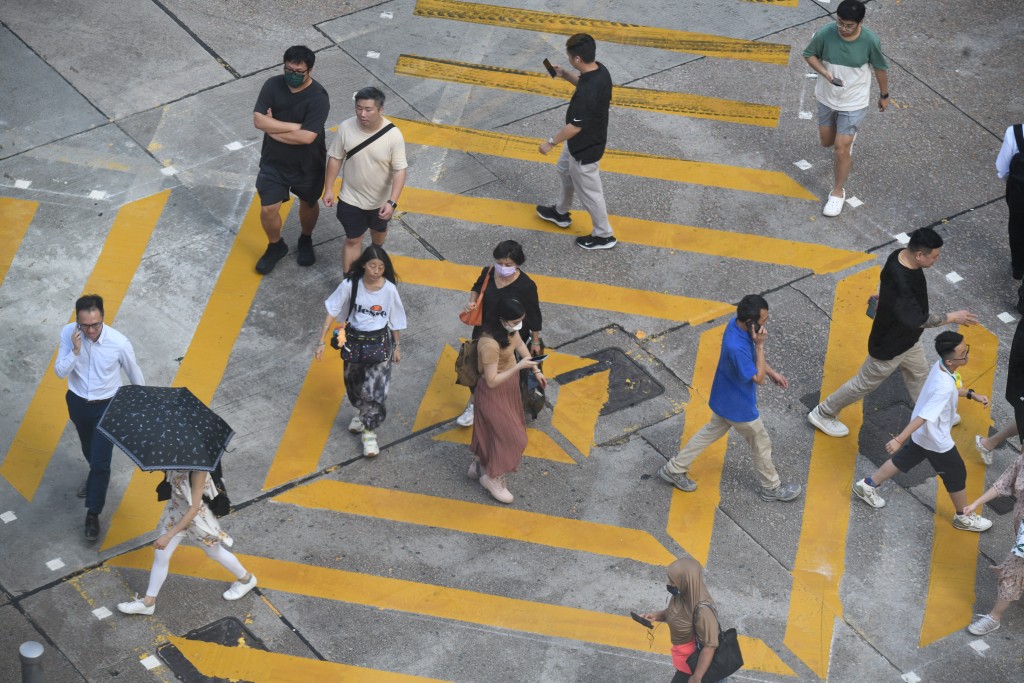 尖沙咀加拿分道与加连威老道交界路口，已完成设置对角行人过路处，今起开放使用。何君健摄