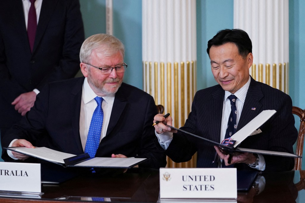 陸克文(左)前年10月與美國代表簽署美澳科技保障協議。路透社 陸克文(左)前年10月與美國代表簽署美澳科技保障協議。路透社