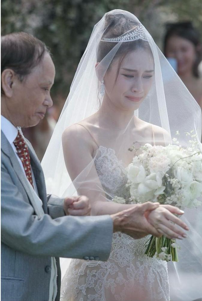 何超蓮結婚時感動落淚。