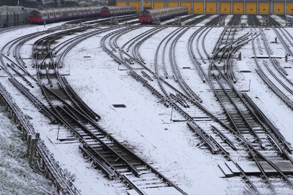 冰雪席捲了英國部分地區，積雪覆蓋了地鐵鐵軌。AP