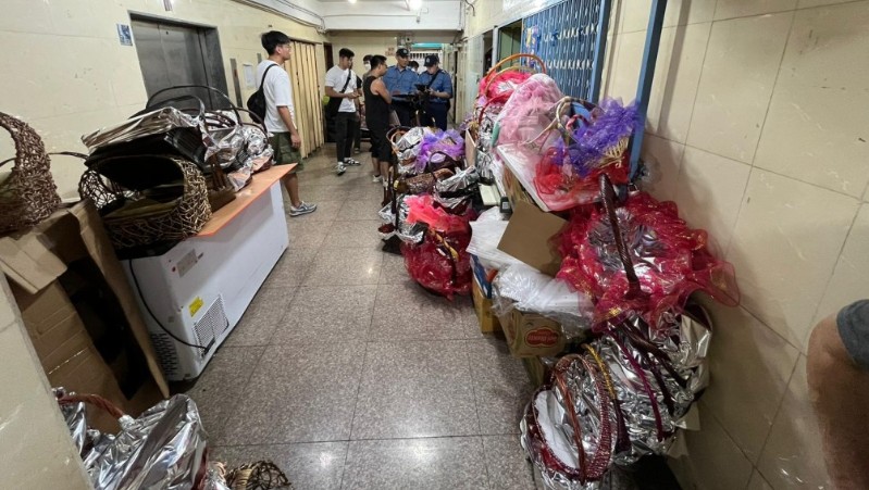 消防去年巡查发现部分工厦的走火通道被货物堵塞。资料图片