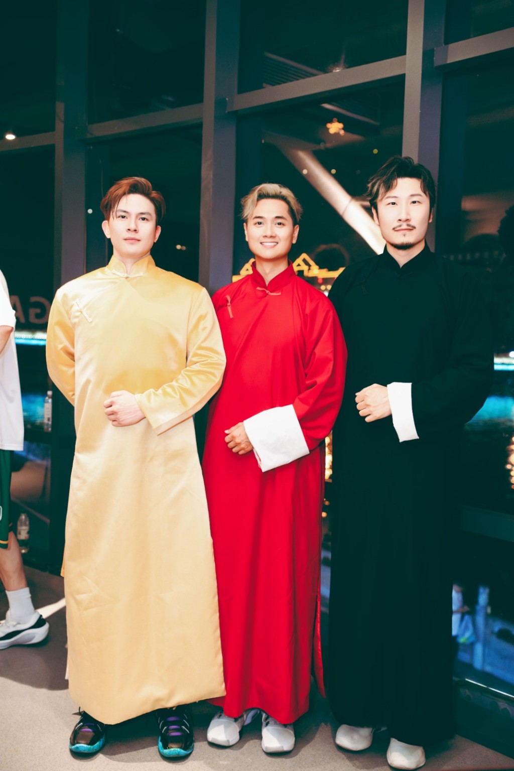 鄭俊弘與陳柏曦（左）、陶大衛（右）穿上長衫一同演唱。