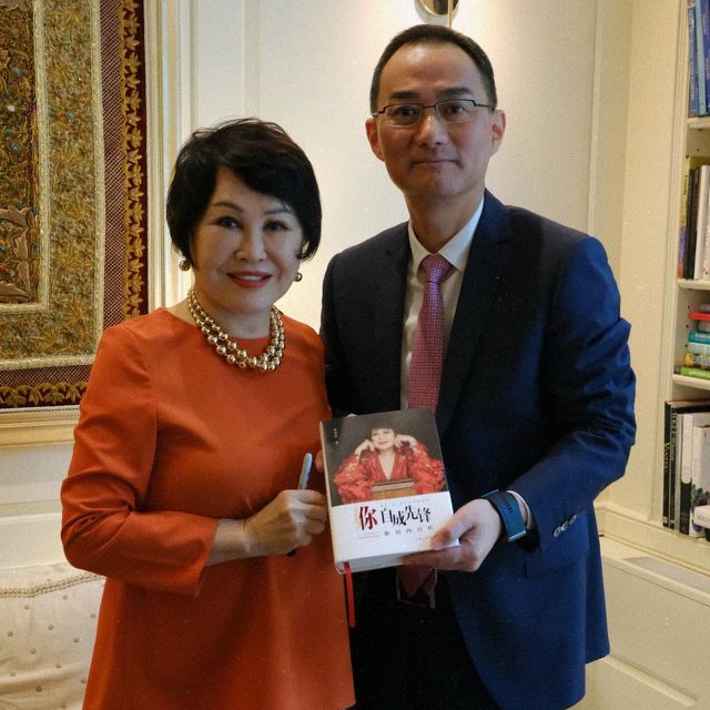 靳羽西幼時隨家人定居香港，中五畢業後就赴美留學。