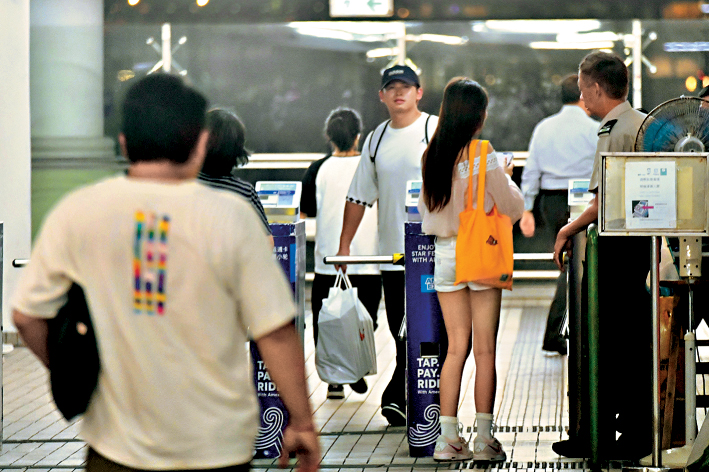 有議員希望船公司考慮更多非票務收入途徑，積極吸納旅客的消費能力，以補貼本地居民的出行費用。