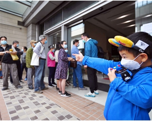 市民排隊等候接受檢測。