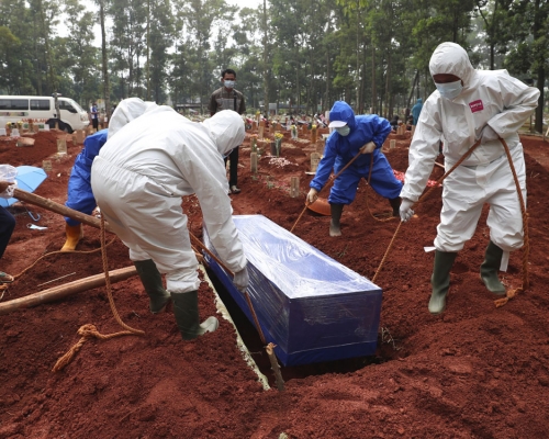 印尼連續兩天新增新冠確診超5萬宗,累計死亡超7萬宗。AP圖片