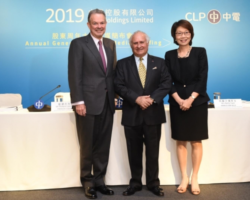左起:中電首席執行官藍凌志,中電主席米高嘉道理,集團總監及副主席阮蘇少湄。