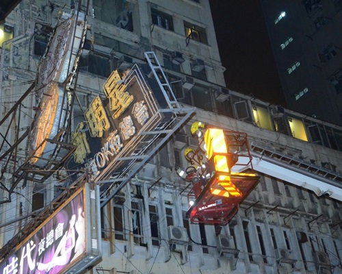 消防員到場戒備及進行清拆。