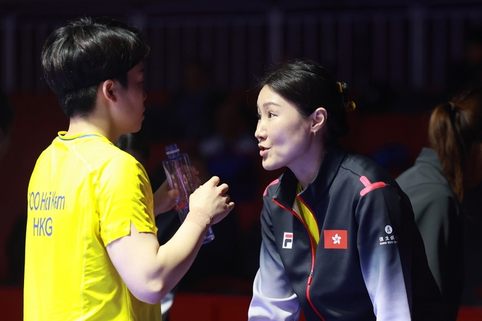 女队教练张瑞(右) 在场边指导球员. 相片: 香港乒总