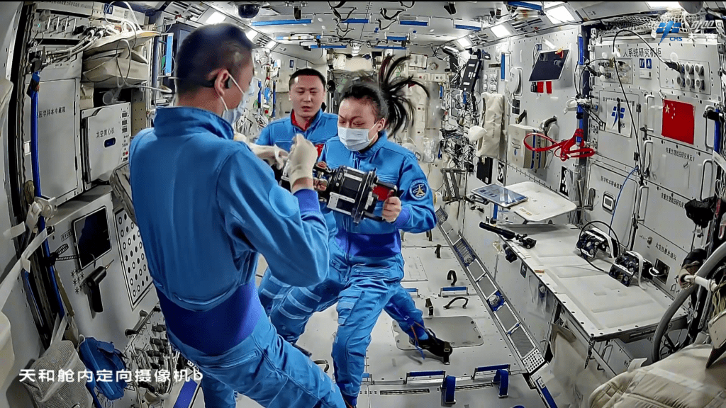 香港太空人黎家盈在天宮的身影。 中國載人航天工程辦公室 香港太空人黎家盈在天宮的身影。 中國載人航天工程辦公室