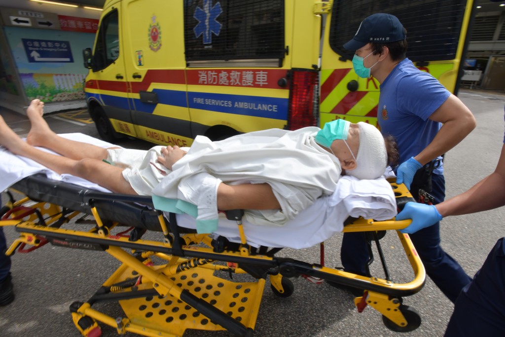 男子頭部重創浴血,送院時已陷昏迷。 男子頭部重創浴血,送院時已陷昏迷。