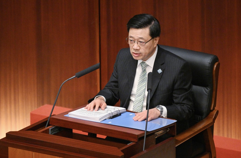李家超被問及會否爭取連任成為首位做滿兩任的特首,他強調做行政長官必須「心無雜念」。 李家超被問及會否爭取連任成為首位做滿兩任的特首,他強調做行政長官必須「心無雜念」。