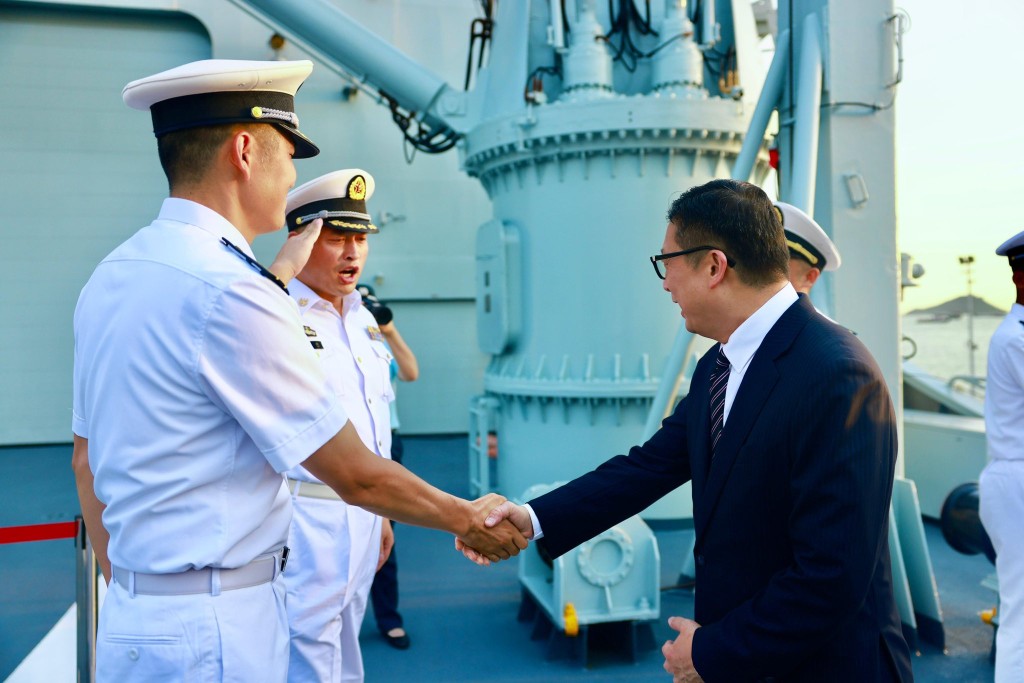 鄧炳強與解放軍海軍進行交流。鄧炳強FB圖片