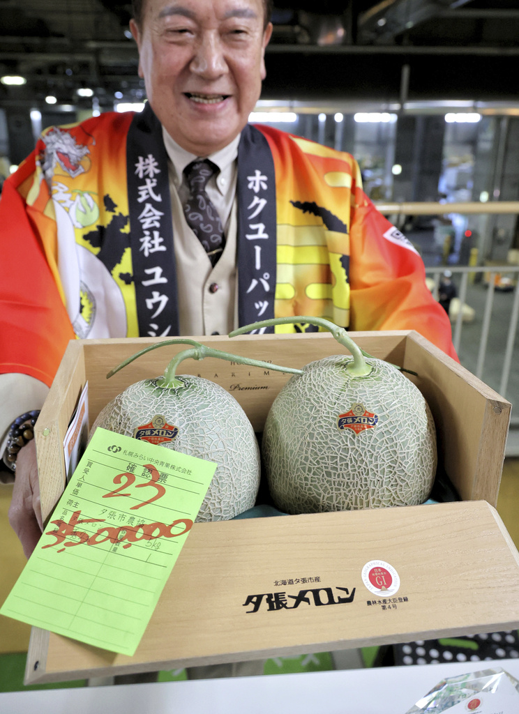 去年的2個最高價蜜瓜以350萬日圓售出。美聯社