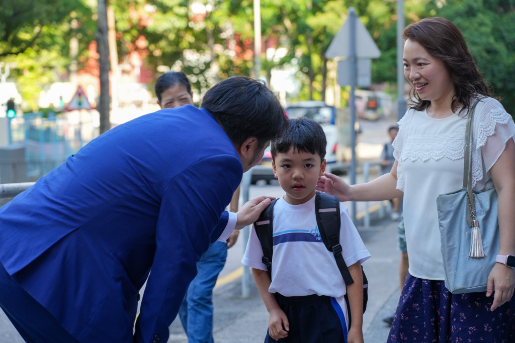 鄭校長親自在校門外迎接同學。（圖片來源：《親子王》）