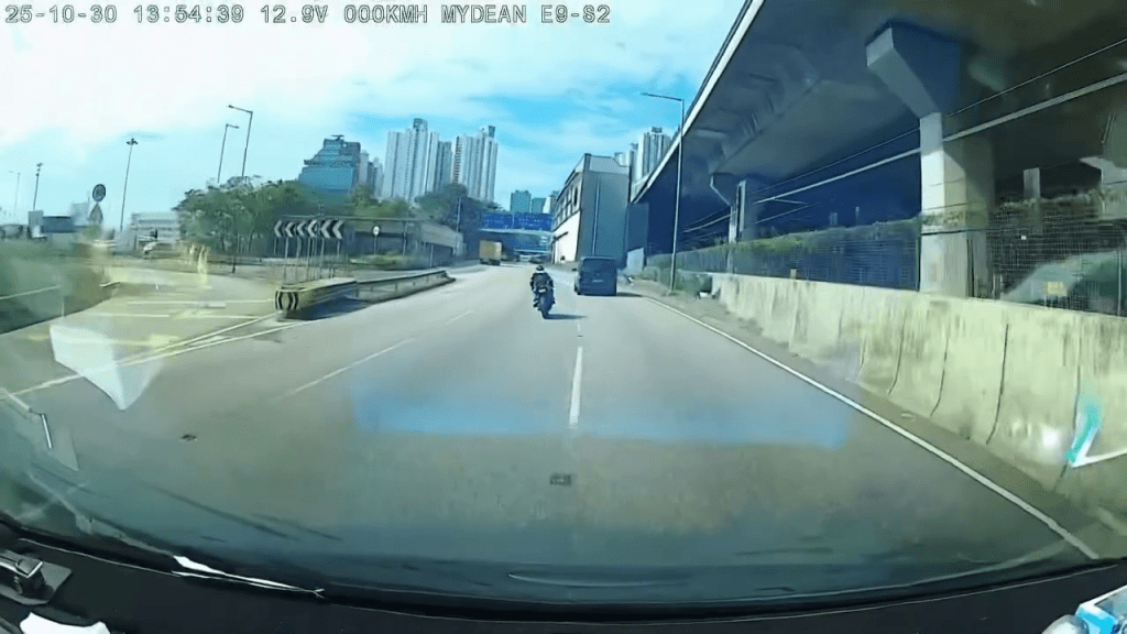 電單車和客貨車順序沿連翔道往荃灣方向行駛。FB:車Cam L(香港群組) 電單車和客貨車順序沿連翔道往荃灣方向行駛。FB:車Cam L(香港群組)