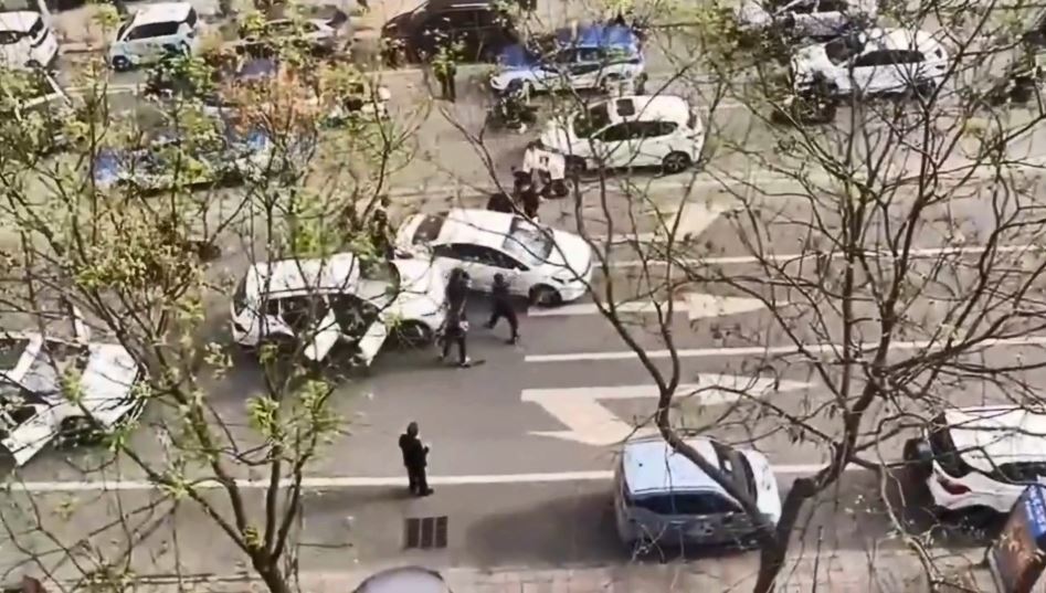 山西臨汾多名男子在街上攔停車輛砸車，造成一片混亂。